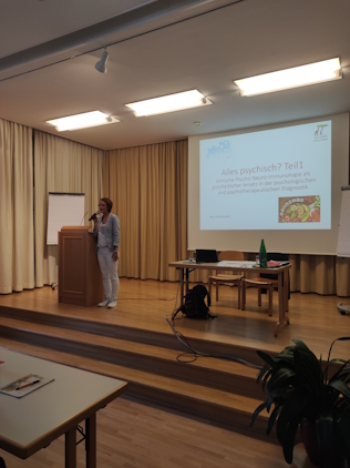 Mag.ᵃ Maria Laglstorfer bei der Begrüßung